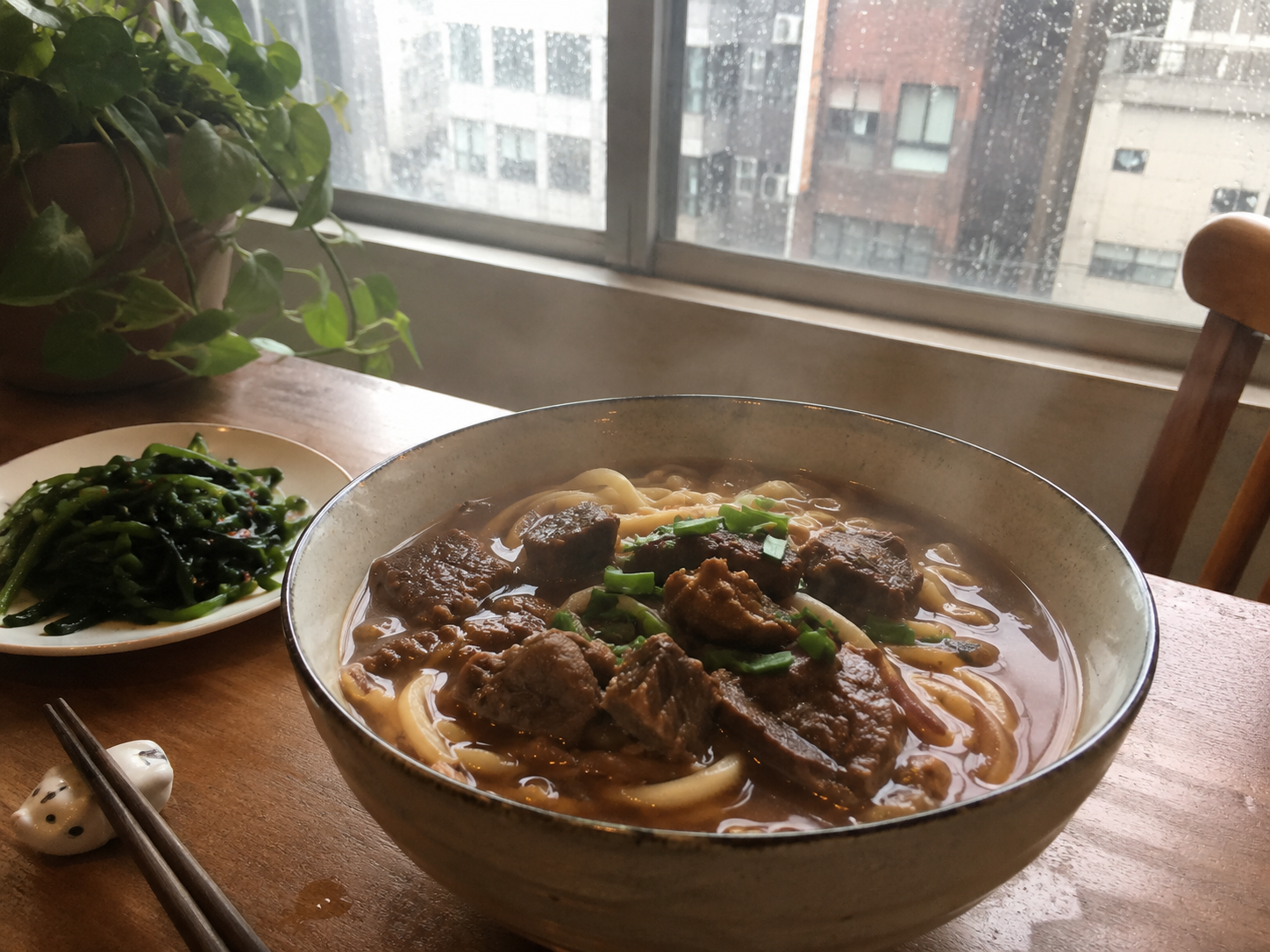 熱湯麵與雨天家中氛圍的實拍照片