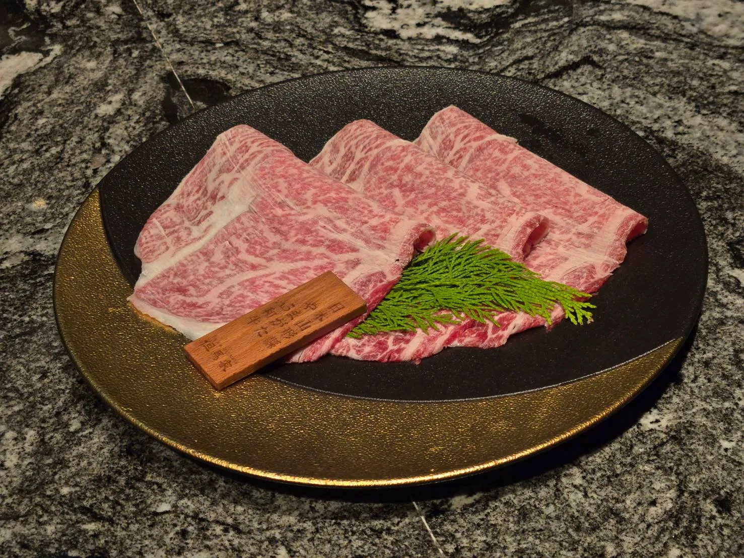 小火鍋與熱食區氛圍的實拍照片