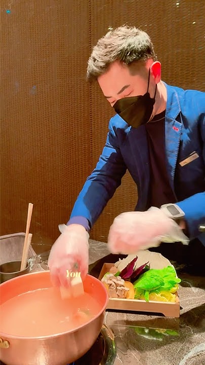 但馬家火鍋用餐現場實拍，可見肉盤與鍋物配置