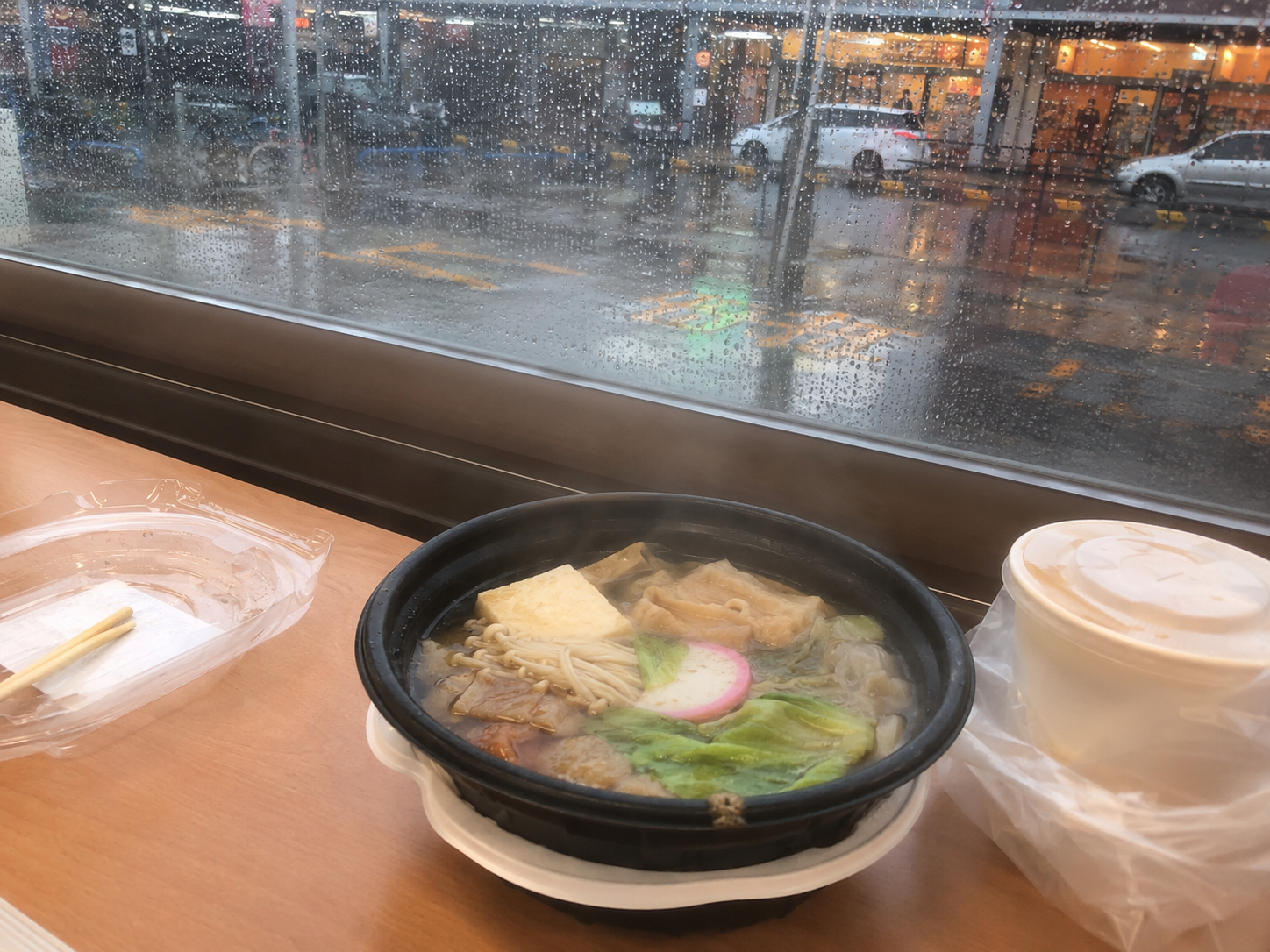 小火鍋與熱食區氛圍的實拍照片