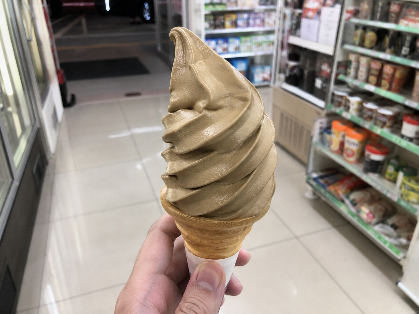 帶茶感甜點與飲品氛圍的實拍照片