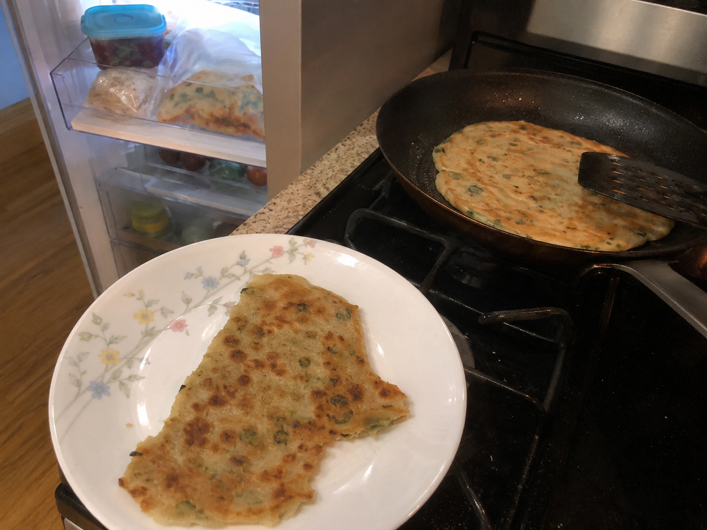 平底鍋料理與蛋香搭配的家常實拍照片