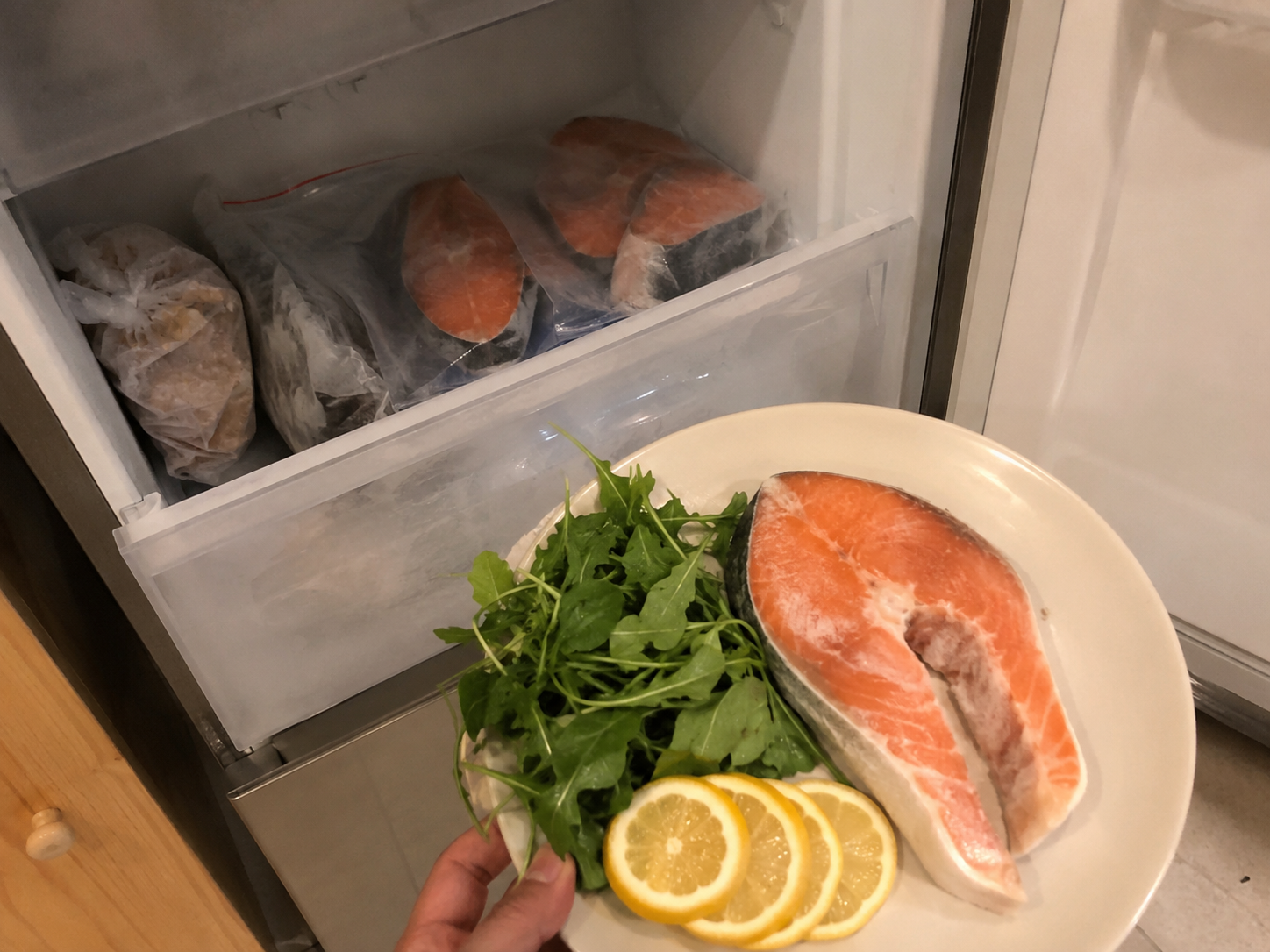 鮭魚與海鮮料理氛圍的實拍照片