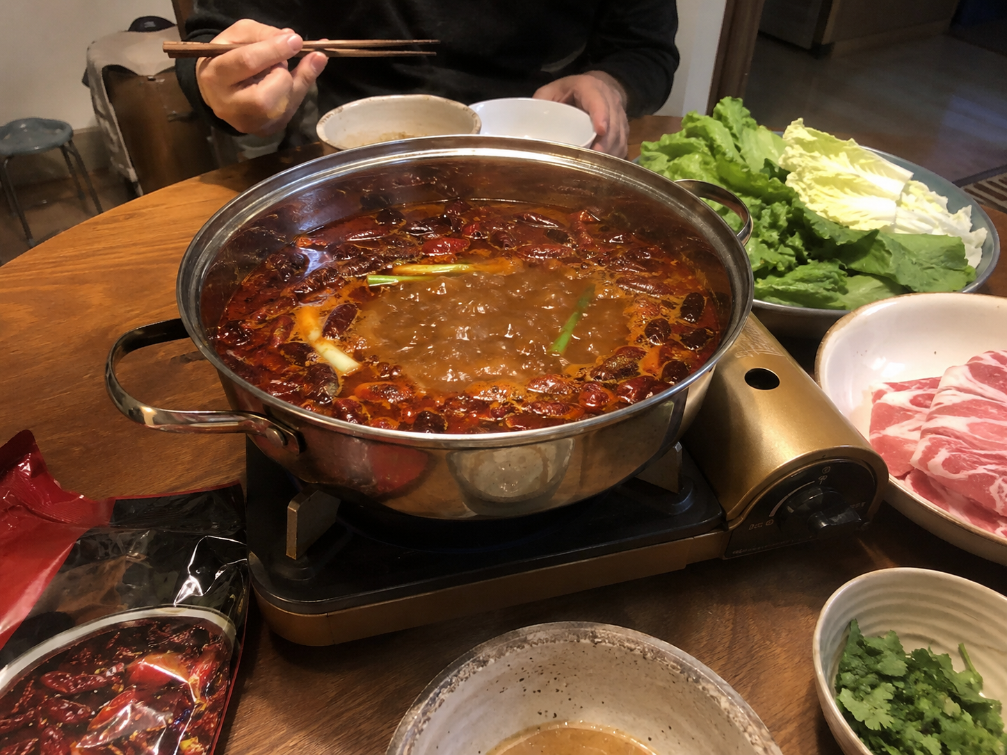 家中火鍋聚餐氛圍與湯底實拍照片