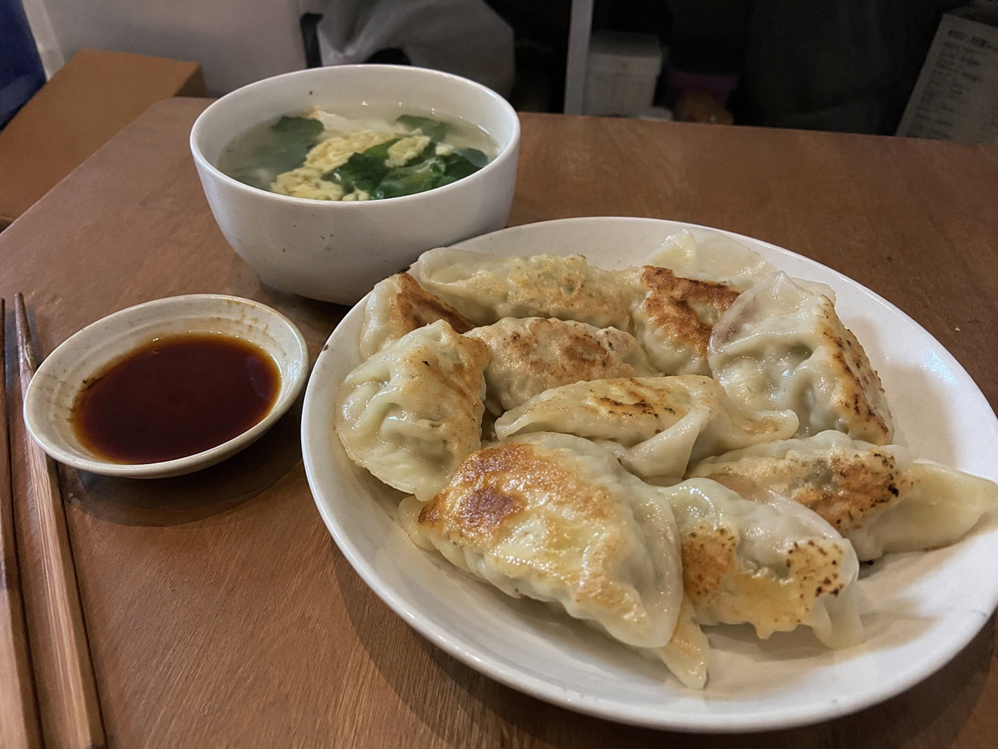 家常晚餐與青菜搭配的實拍照片