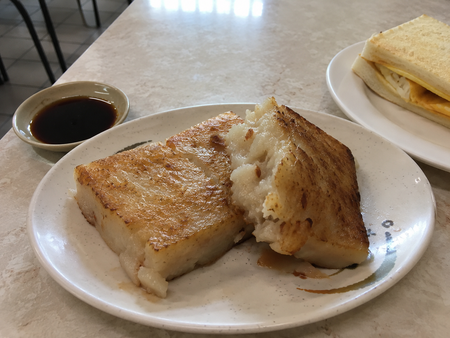 WORKFUEL 高蛋白麵加蛋料理的實拍照片，展現家常準備方式