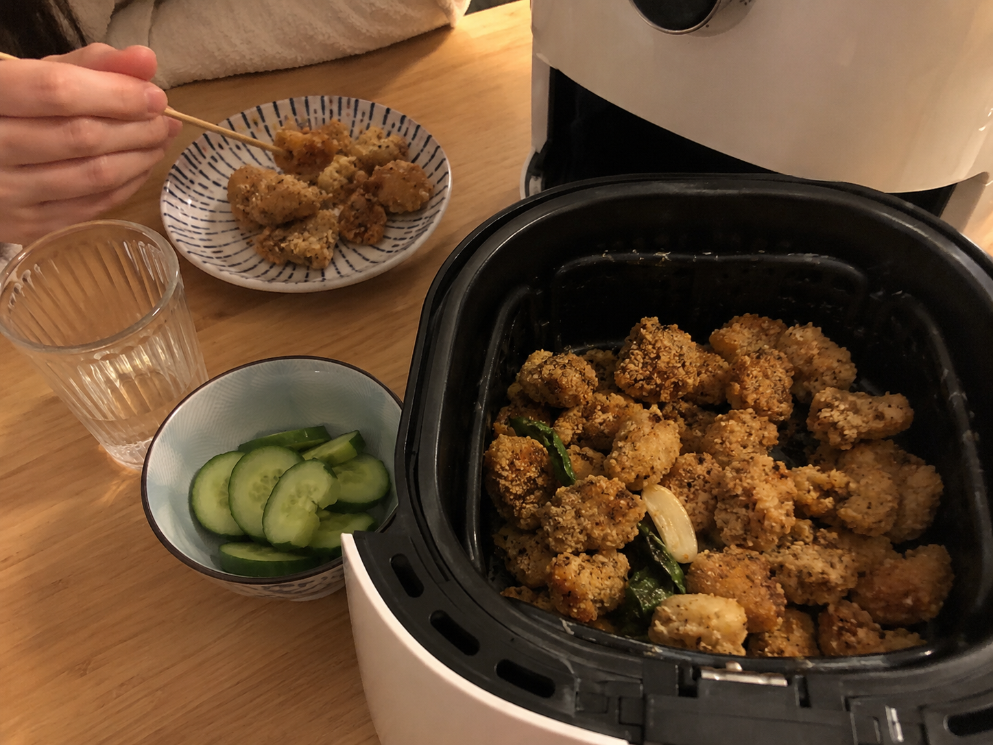 家中簡單料理與炸物感配料的實拍照片
