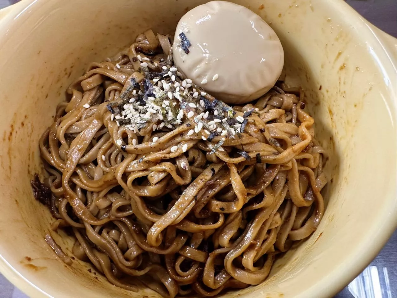 芝麻蕎麥麵加蛋完成品實拍，適合作為家常晚餐參考