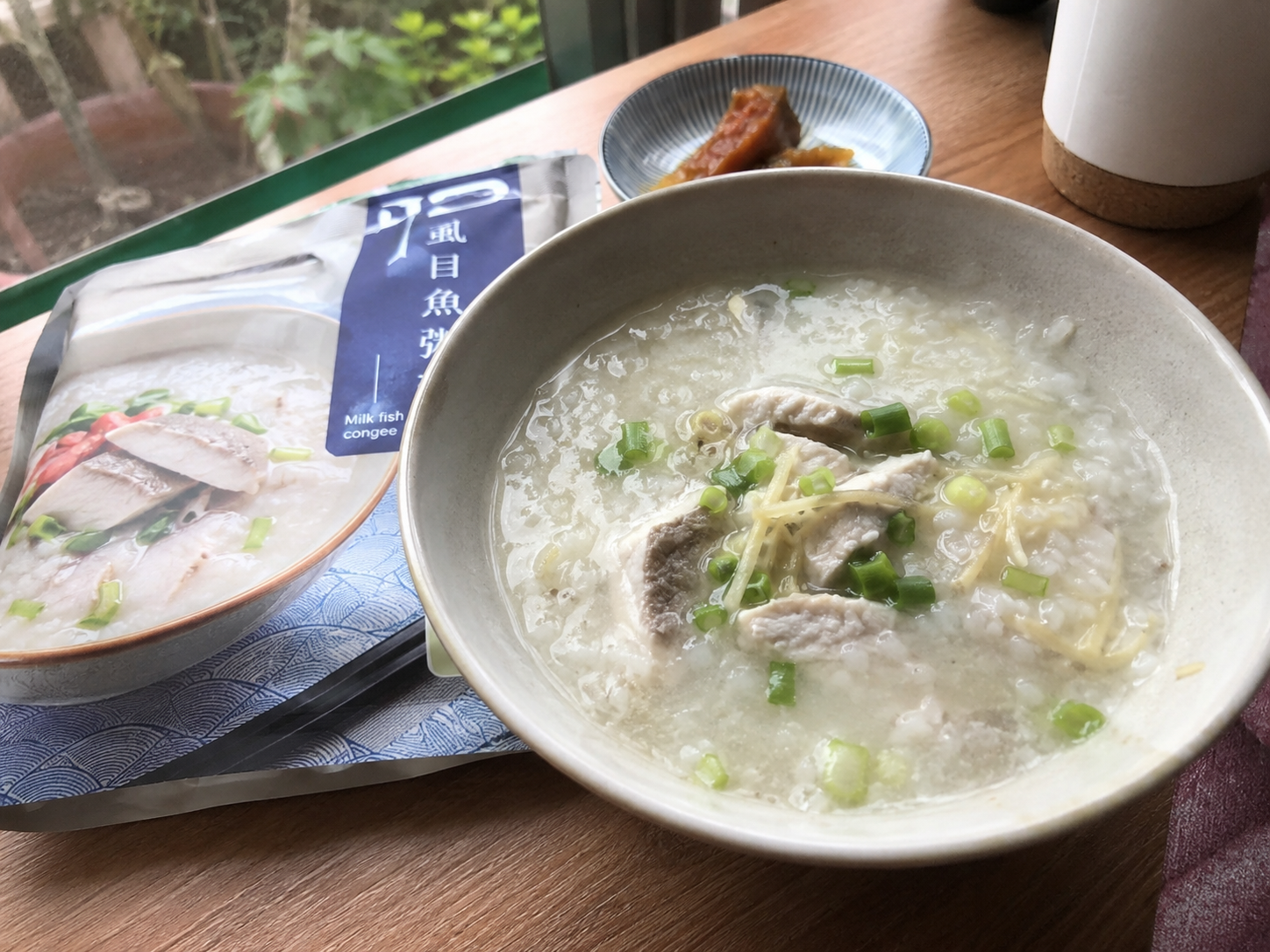 海鮮與溫熱料理氛圍的實拍照片