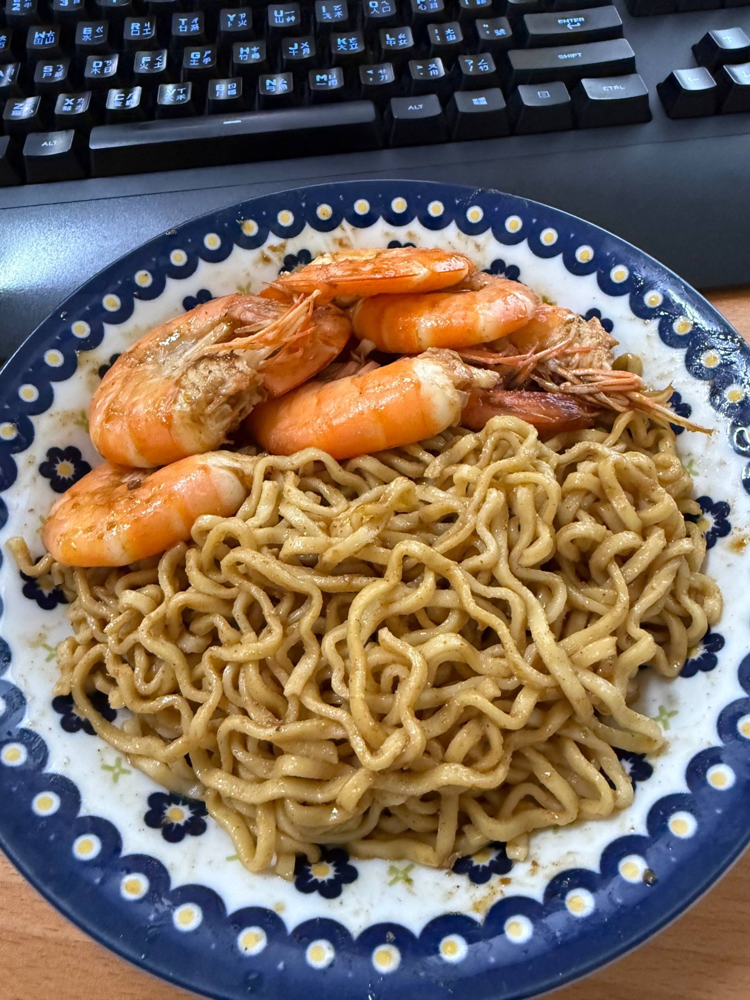 高蛋白麵搭配鮮蝦與配料的完成品實拍，呈現清爽高蛋白餐點