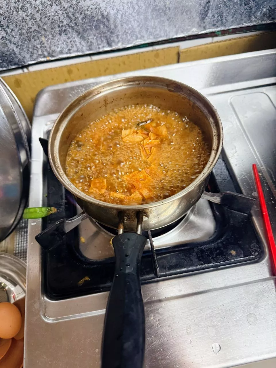 熱湯麵與雨天家中氛圍的實拍照片