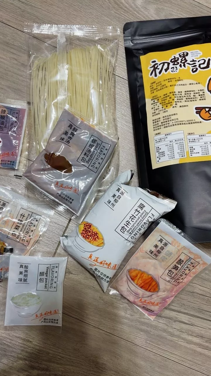 螺螄粉包裝打開後的內容物展示照片，方便查看麵體與調味包配置