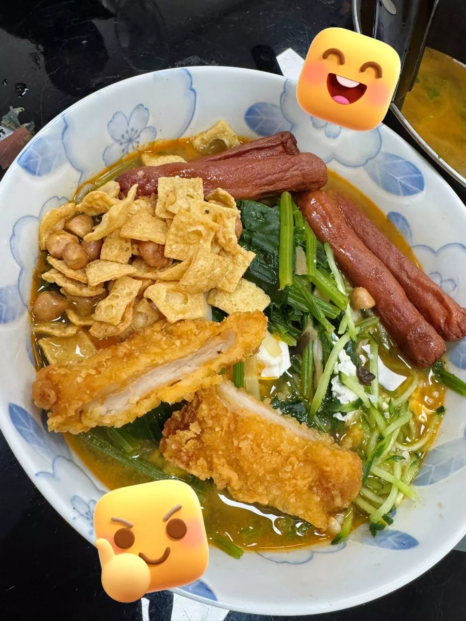 家中簡單料理與炸物感配料的實拍照片