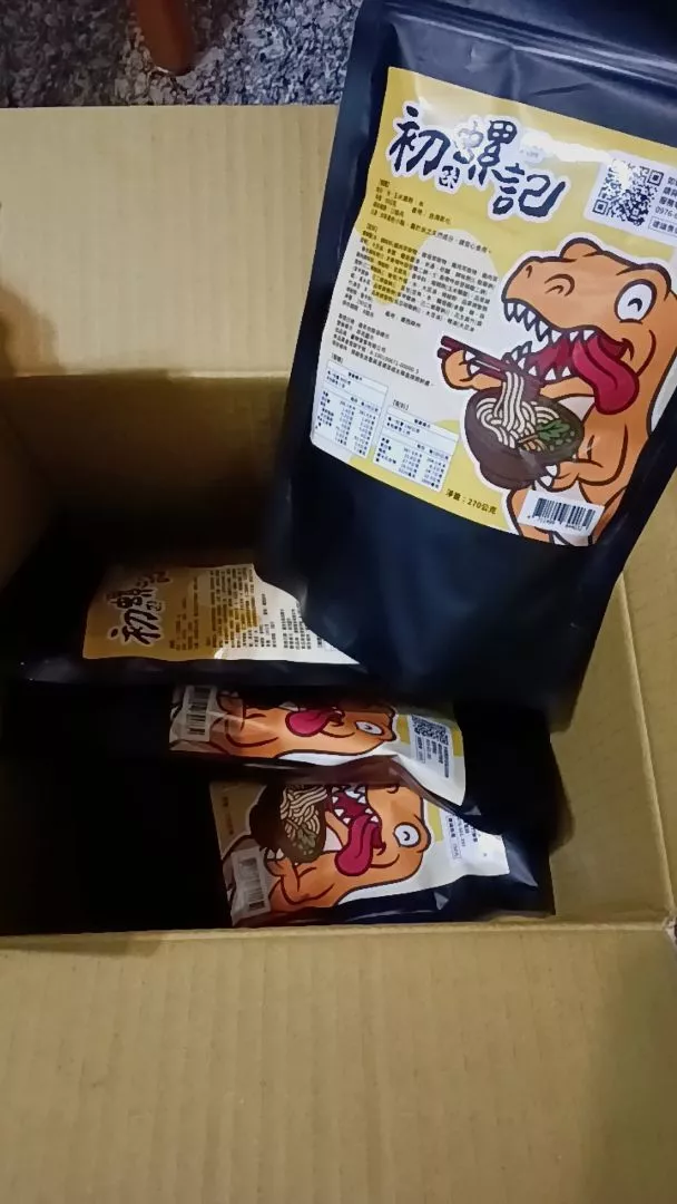 初螺記螺螄粉開箱近照，展示麵體、配料包與煮食前細節