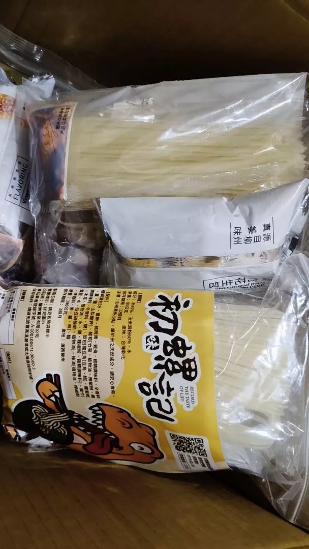 兩款螺螄粉比較情境的主視覺照片，呈現產品包裝與湯底風格