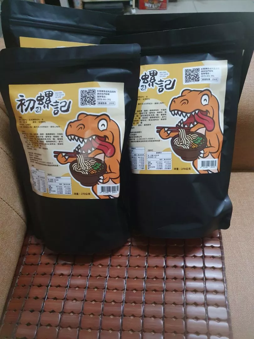 螺螄粉品牌對比用的實拍照片，可見配料、湯色與整體份量