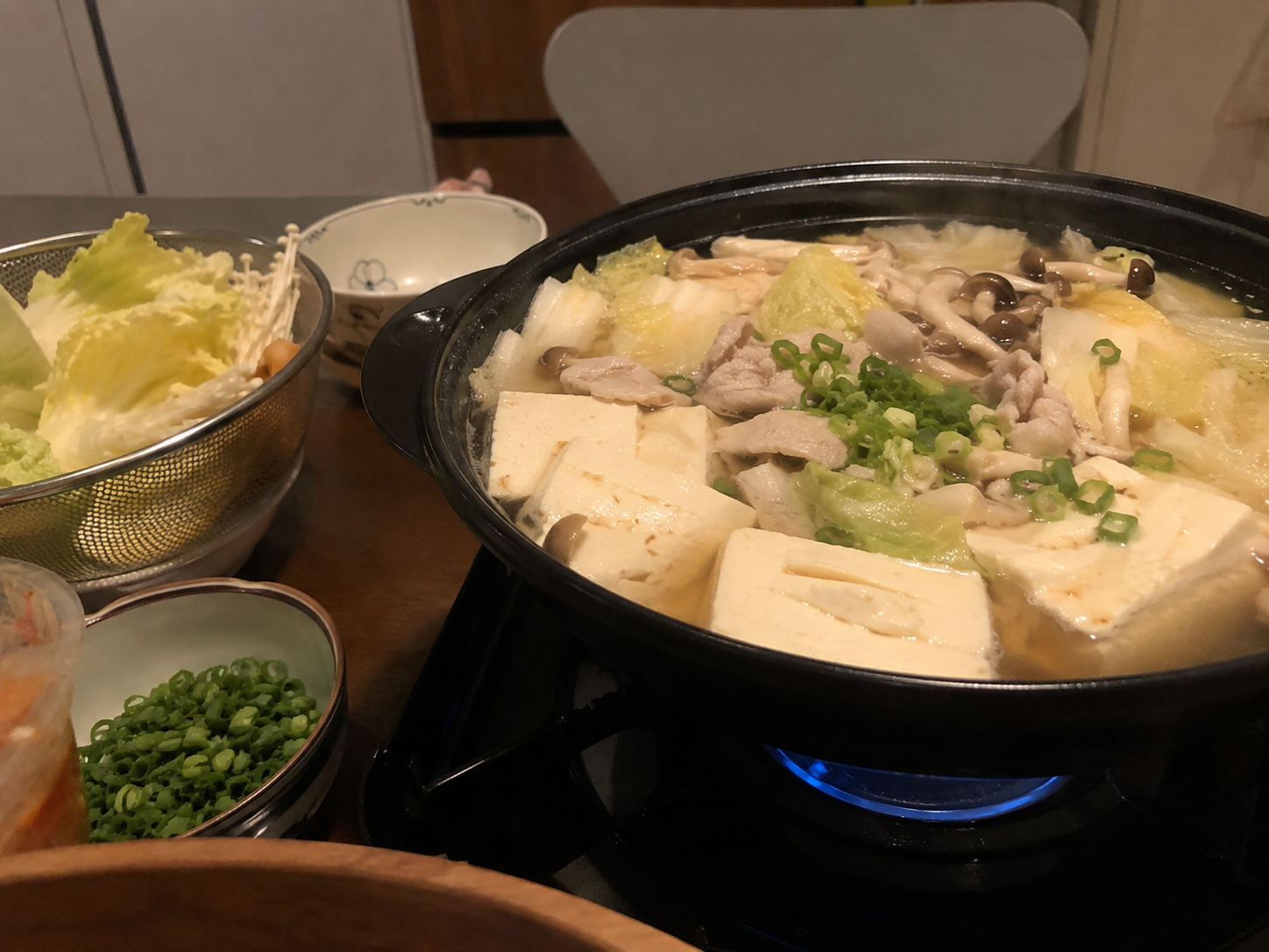 熱鍋料理與家常晚餐的實拍照片