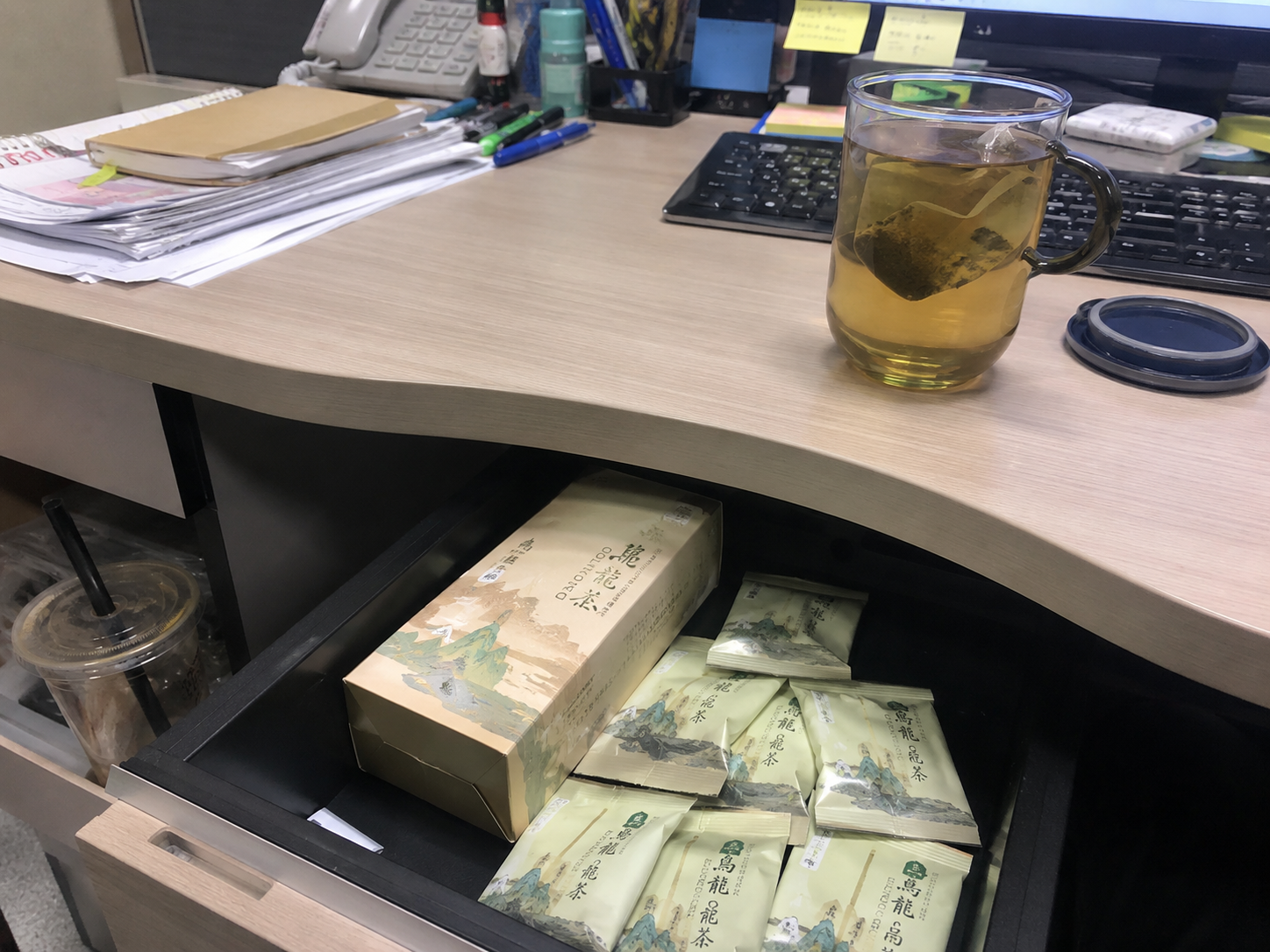茶飲與下午休息氛圍的實拍照片
