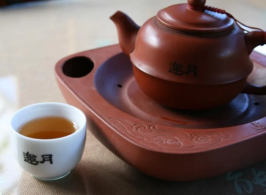 邀月茶坊茉莉花茶飲品實拍，杯身與茶湯色澤清楚可見