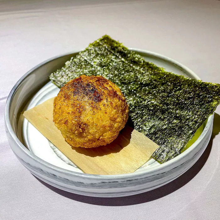 鮭魚與海鮮料理氛圍的實拍照片